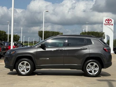 Used 2023 Jeep Compass Latitude AWD/4WD image 2