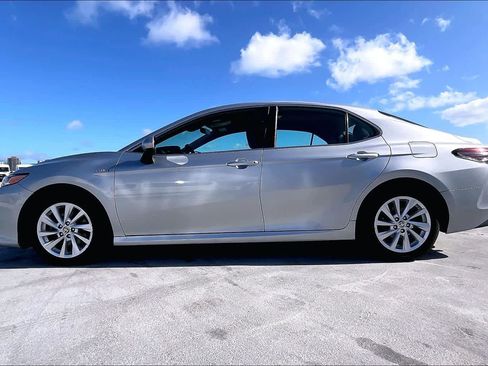 Used 2021 Toyota Camry LE FWD image 3