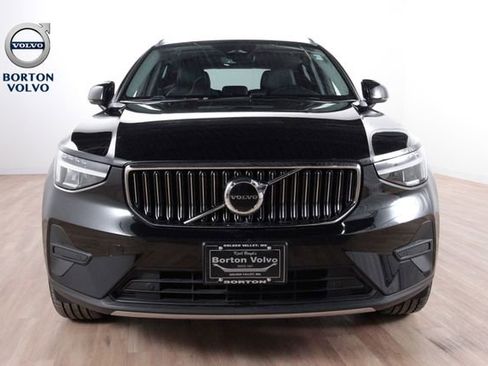Certified 2025 Volvo XC40 B5 Core image 2
