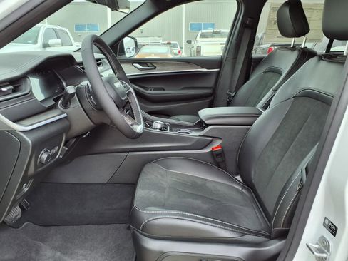 New 2026 Jeep Grand Cherokee Altitude image 12