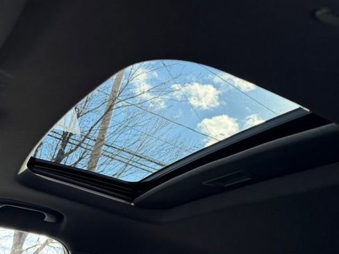 Used 2025 Chevrolet Trax RS w/ Sunroof Package image 8