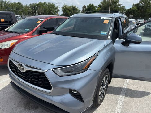 Used 2021 Toyota Highlander XLE AWD/4WD image 2