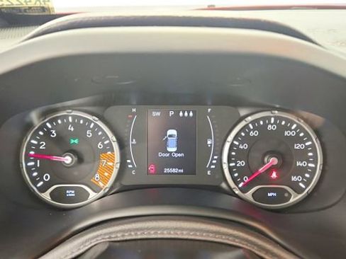 Used 2019 Jeep Renegade Latitude AWD/4WD image 11