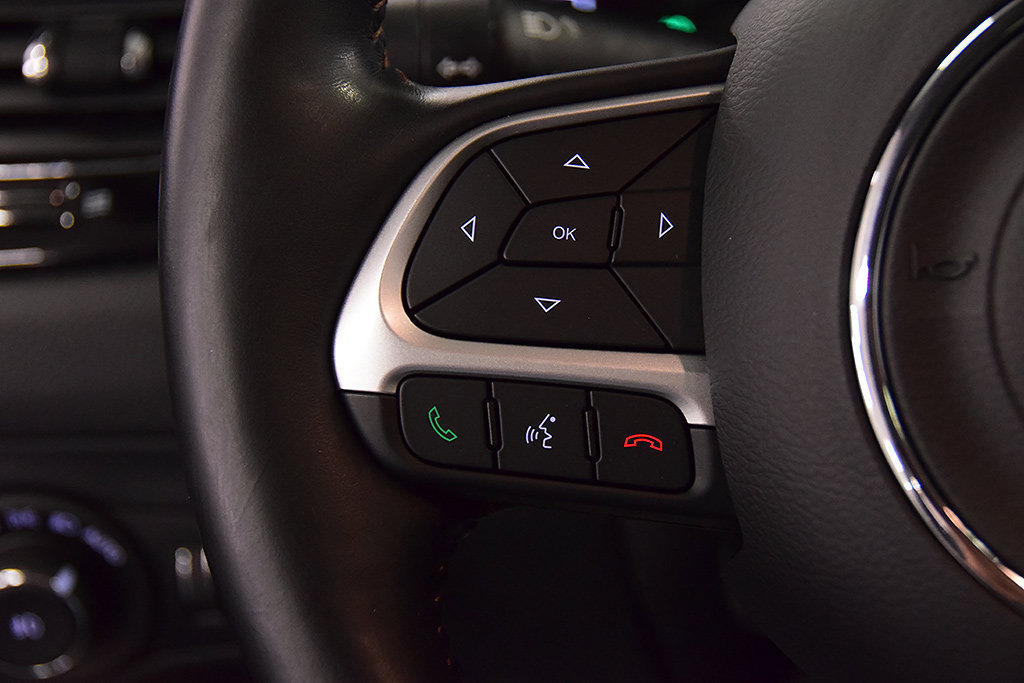 Used 2018 Jeep Compass Limited w/ Navigation Group AWD/4WD image 19