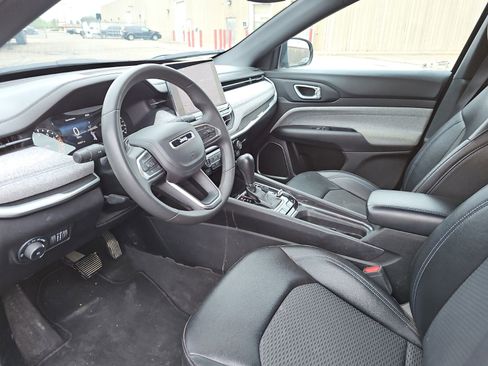 Used 2024 Jeep Compass Latitude AWD/4WD image 9