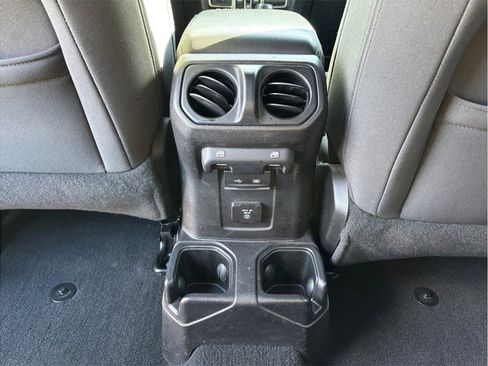 Used 2018 Jeep Wrangler Unlimited Sahara image 31