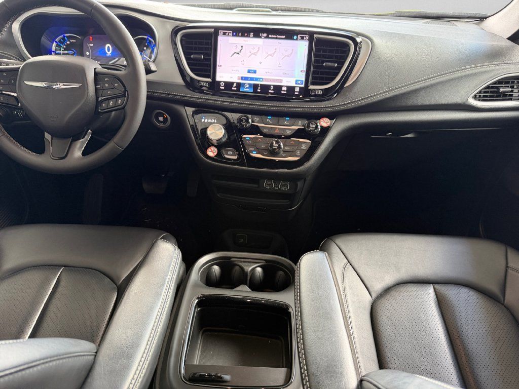 Used 2024 Chrysler Pacifica Limited FWD image 11
