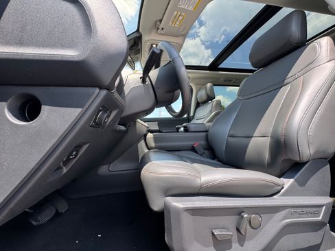 Used 2025 Ford Expedition Active AWD/4WD image 9