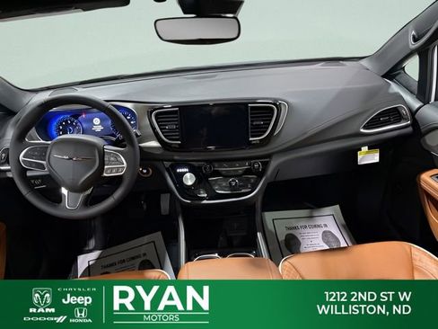 New 2026 Chrysler Pacifica Pinnacle AWD/4WD image 2