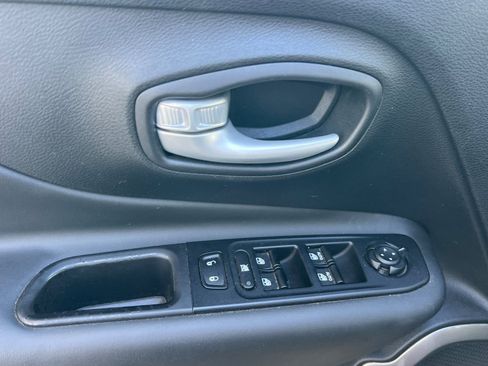 Used 2023 Jeep Renegade Latitude AWD/4WD image 12