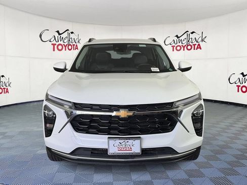 Used 2025 Chevrolet Trax LT FWD image 2