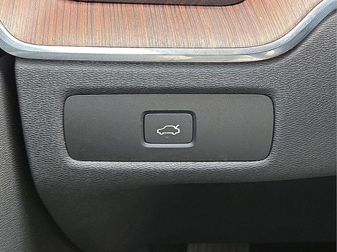 Certified 2023 Volvo XC60 B5 Plus w/ Climate Package image 32