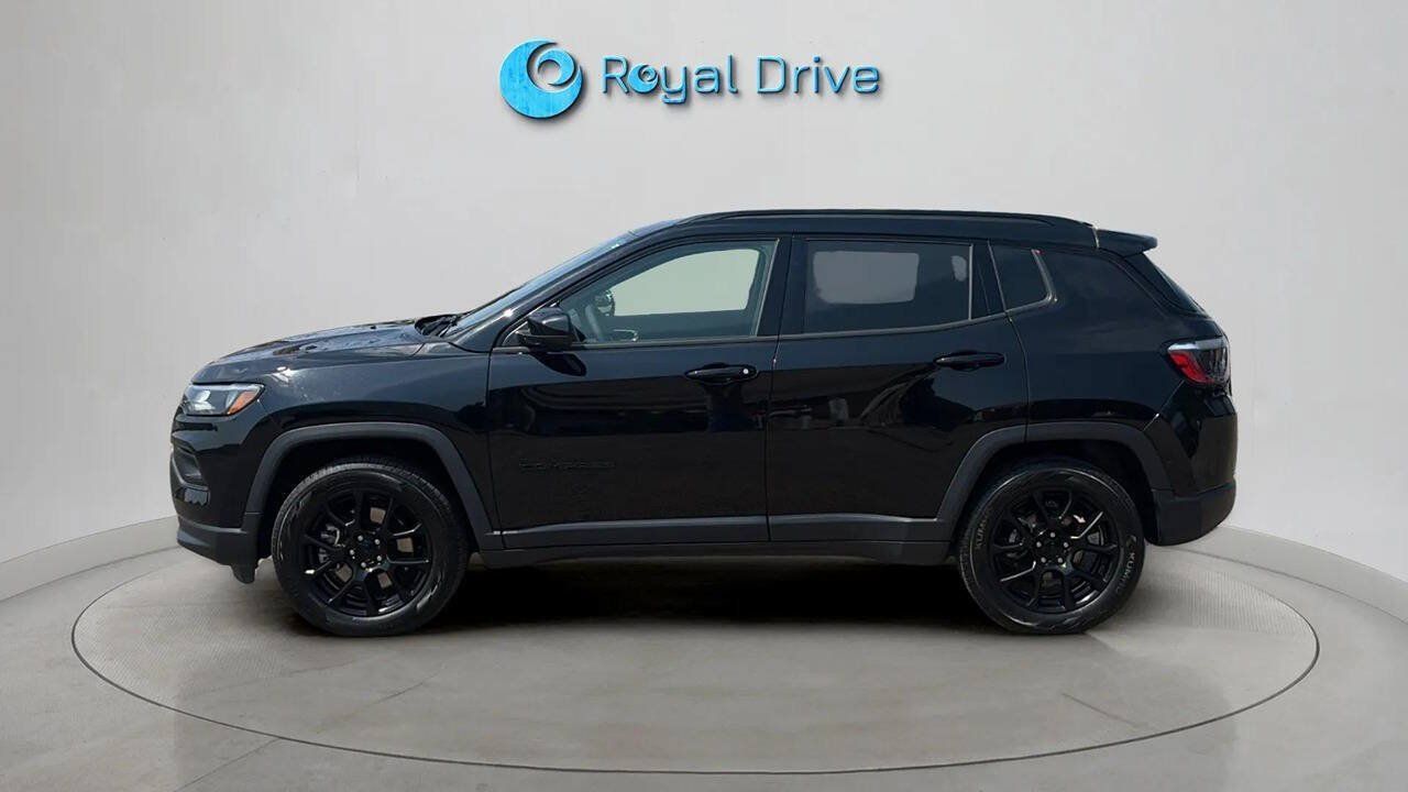 Used 2024 Jeep Compass Latitude w/ Convenience Group AWD/4WD image 3