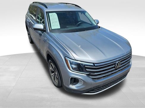 Used 2024 Volkswagen Atlas SE AWD/4WD image 2