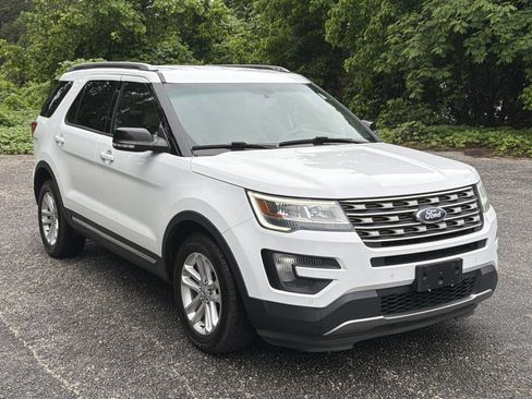 Used 2016 Ford Explorer XLT w/ Equipment Group 202A FWD image 3