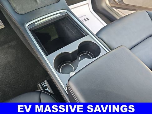 Used 2022 Tesla Model Y Long Range image 27