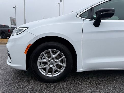 Used 2024 Chrysler Pacifica Touring-L image 25