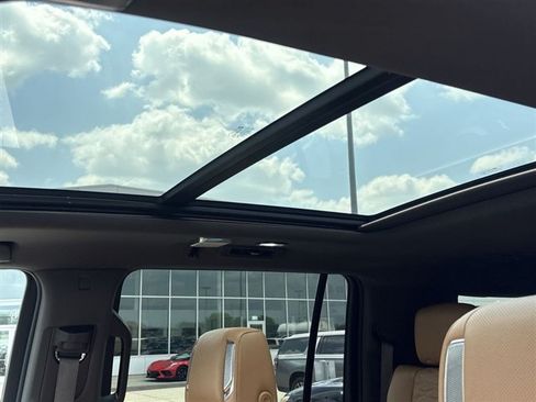 Certified 2022 Cadillac Escalade ESV Premium Luxury w/ Performance Package AWD/4WD image 19