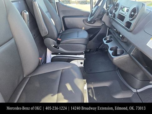 Used 2025 Mercedes-Benz Sprinter 2500 image 14