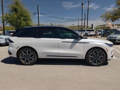 Used 2025 Lincoln Nautilus Reserve image 2