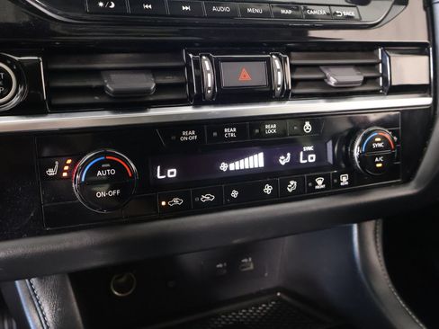 Used 2023 Nissan Pathfinder SL w/ SL Premium Package FWD image 8