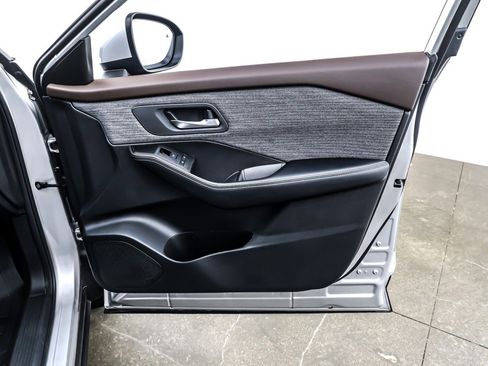 Used 2023 Nissan Rogue SV image 23