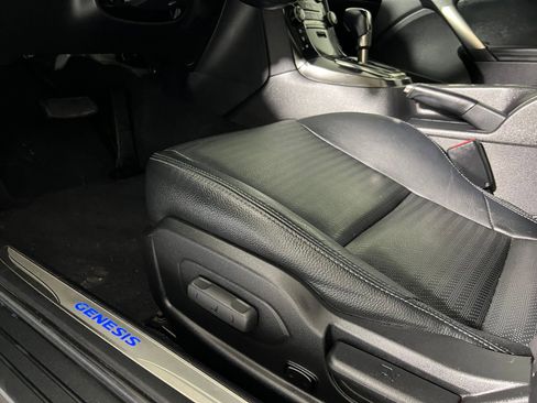 Used 2013 Hyundai Genesis 3.8 image 12