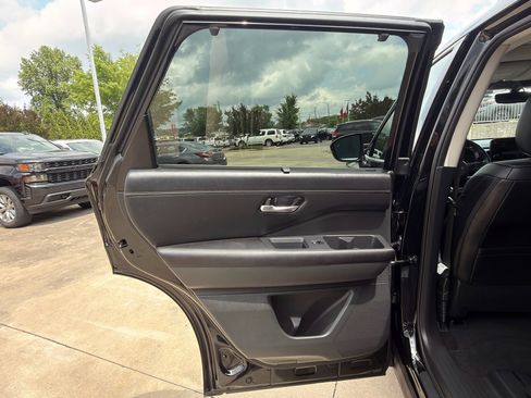 Used 2025 Nissan Pathfinder Platinum FWD image 23