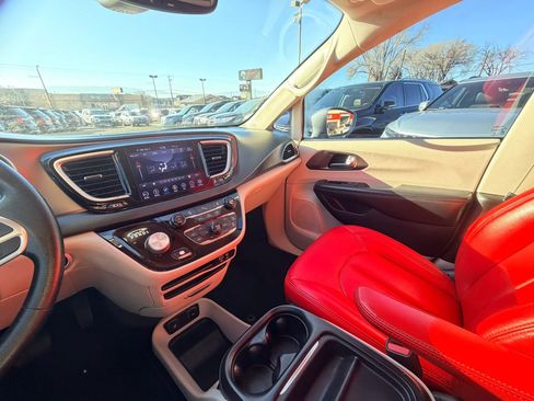 Used 2019 Chrysler Pacifica Touring Plus w/ Tire & Wheel Group image 19