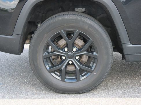 Used 2024 Jeep Grand Cherokee Altitude AWD/4WD image 12