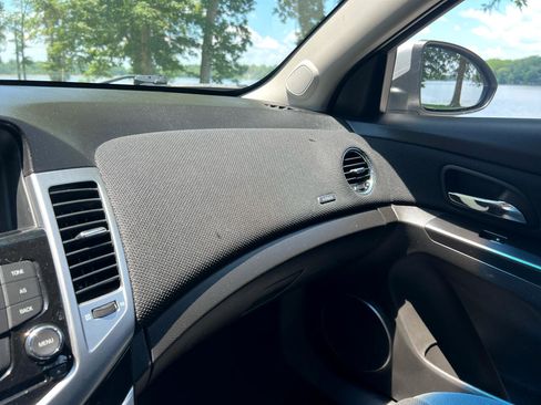 Used 2011 Chevrolet Cruze LT image 20