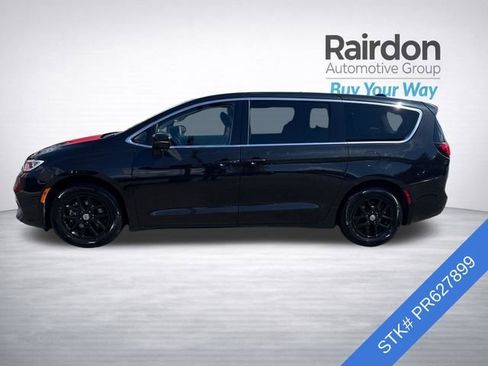 Used 2023 Chrysler Pacifica Touring-L FWD image 4