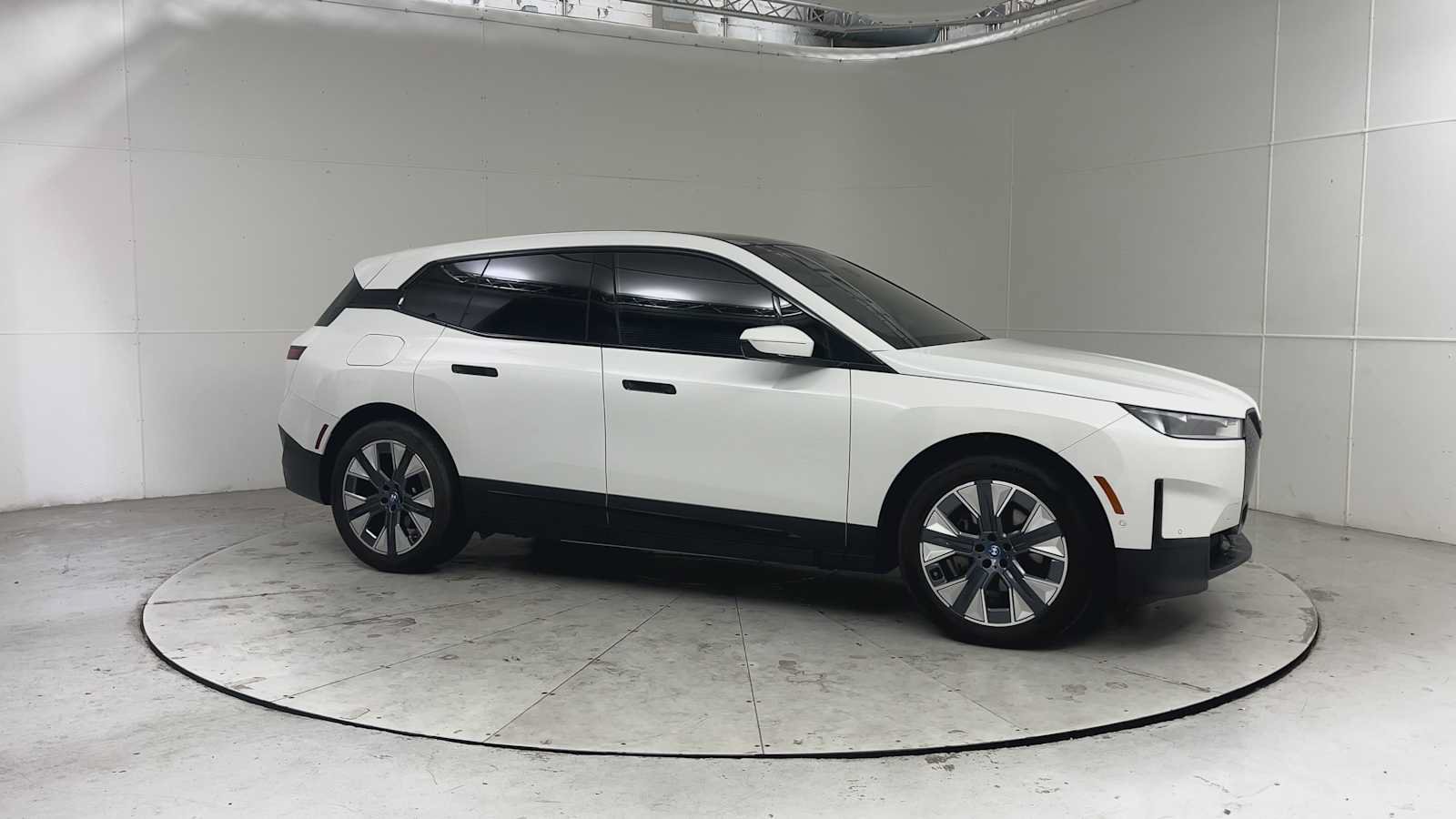 Used 2025 BMW iX xDrive50 AWD/4WD image 8