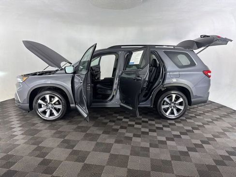 Used 2025 Honda Pilot Touring image 11
