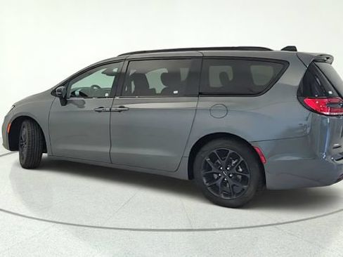 Used 2025 Chrysler Pacifica Limited FWD image 3