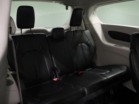 Certified 2023 Chrysler Pacifica Touring-L FWD image 18