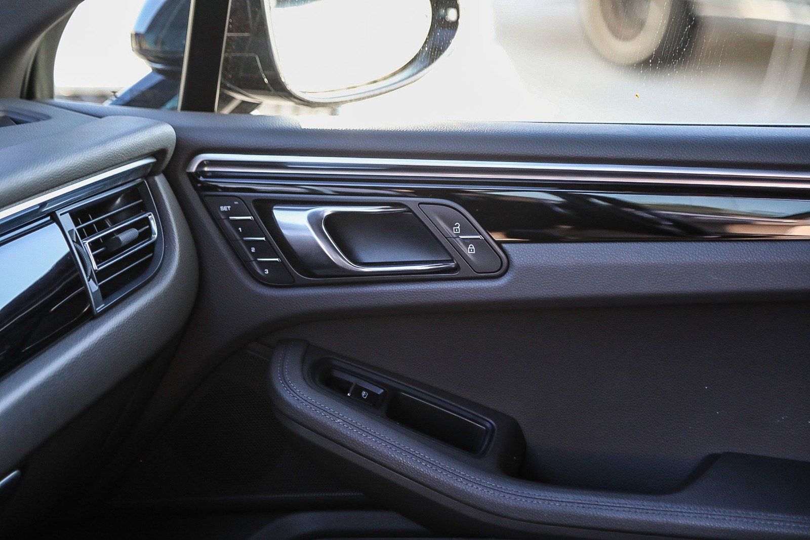 Used 2022 Porsche Macan S AWD/4WD image 16