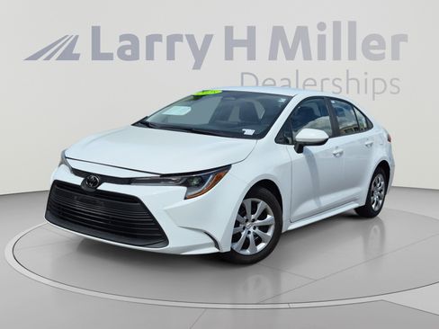 Used 2025 Toyota Corolla LE FWD image 1