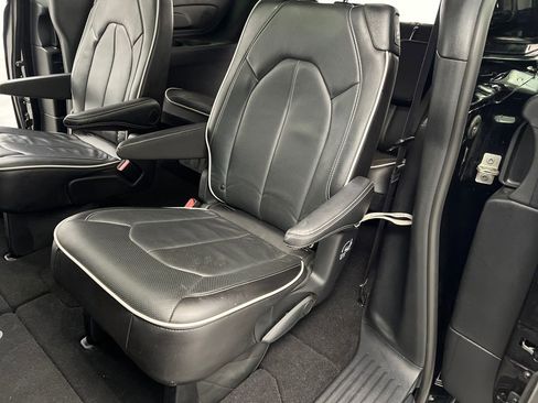 Used 2025 Chrysler Pacifica Limited image 14