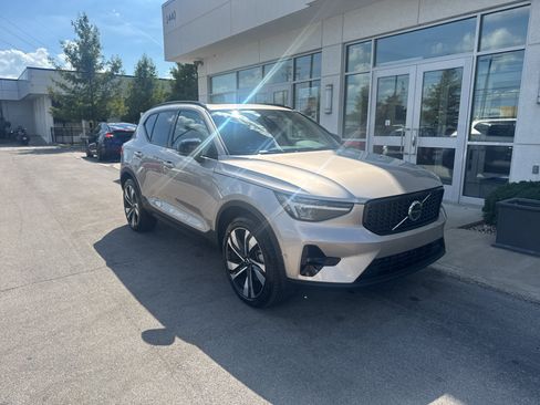 Used 2024 Volvo XC40 B5 Plus w/ Climate Package AWD/4WD image 1