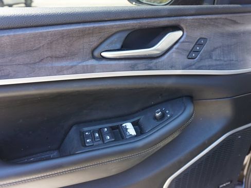 Used 2022 Jeep Grand Cherokee Limited w/ Luxury Tech Group II RWD image 4
