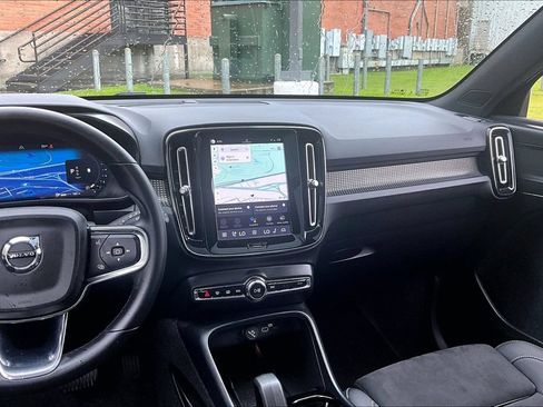 Certified 2025 Volvo XC40 B5 Plus AWD/4WD image 8