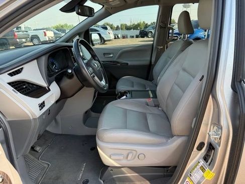 Used 2018 Toyota Sienna XLE Premium AWD/4WD image 16