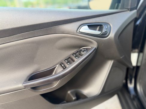 Used 2016 Ford Focus SE w/ SE Power Seat Package FWD image 9