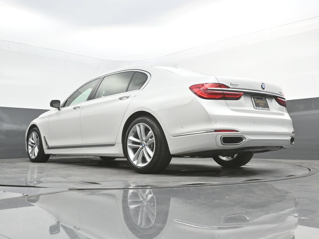 Used 2019 BMW 750i w/ Executive Package RWD image 44