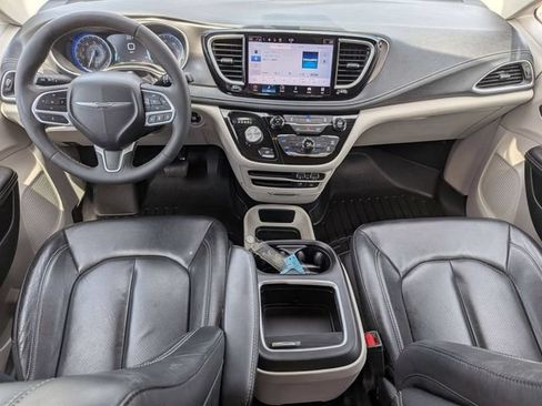 Used 2022 Chrysler Pacifica Touring-L AWD/4WD image 27