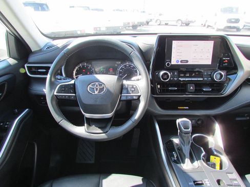 Used 2023 Toyota Highlander XLE image 20