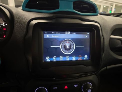 Used 2018 Jeep Renegade Latitude FWD image 22