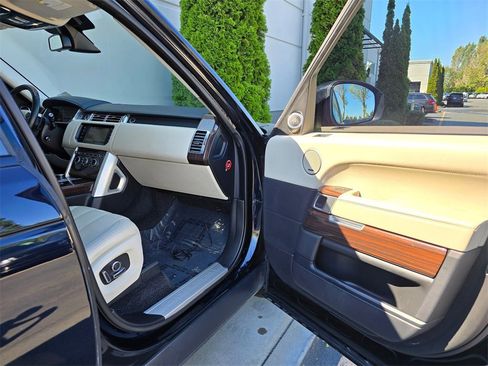 Used 2016 Land Rover Range Rover HSE image 32
