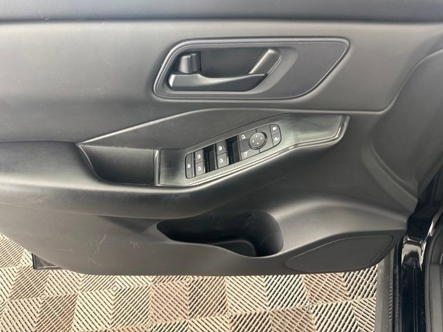 Used 2024 Nissan Rogue S AWD/4WD image 18